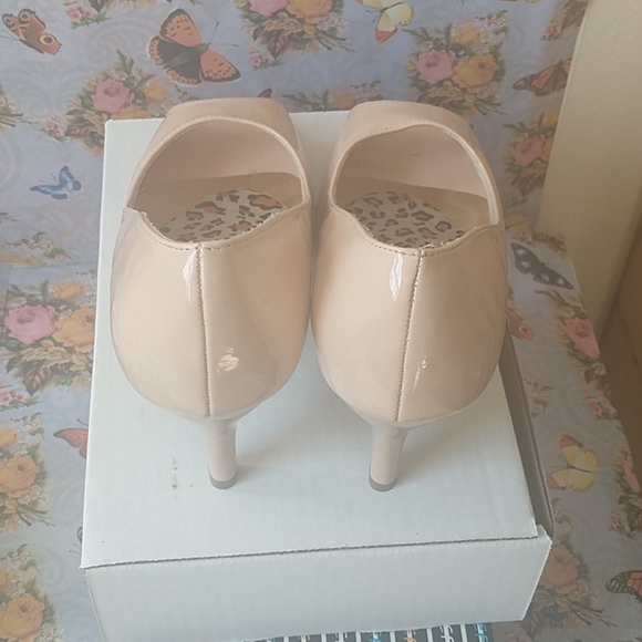 Lasonia Peeptoe Cream Heel Patent Leather - Picture 2 of 3